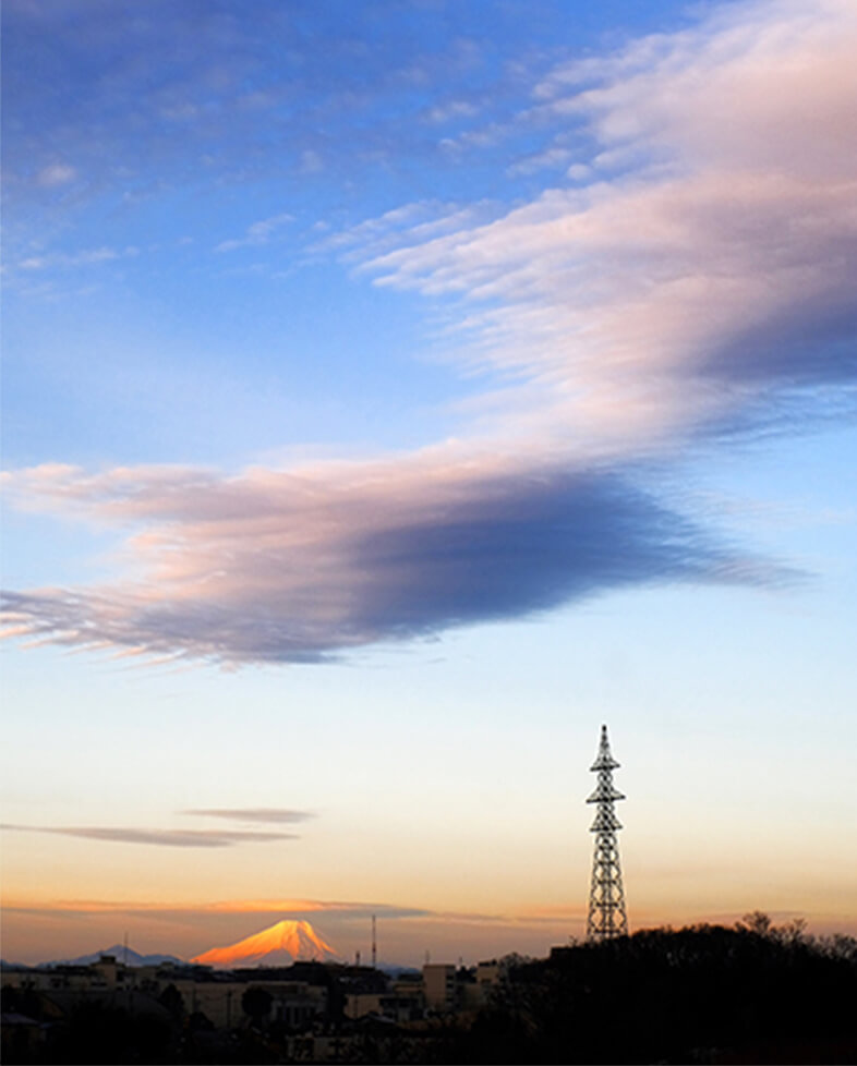 遠くに富士山が見える朝焼けの風景写真